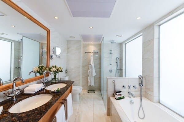 28 PIONEER BEACH HOTEL JUNIOR SUITE BATHROOM