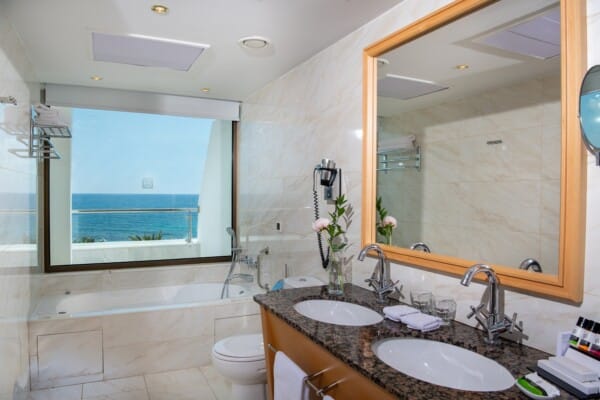 30 PIONEER BEACH HOTEL EXECUTIVE JUNIOR SUITE FRONT SV BATHROOM