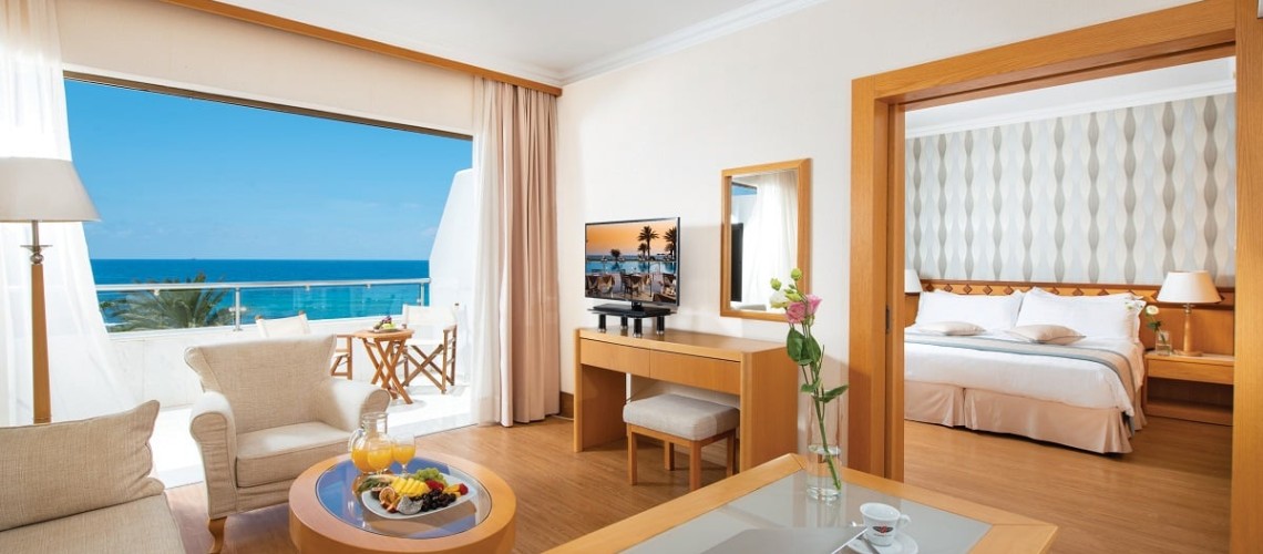 32 PIONEER BEACH HOTEL EXECUTIVE ONE BEDROOM SUITE