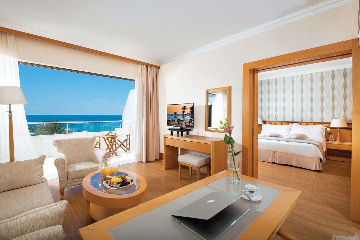 32 PIONEER BEACH HOTEL EXECUTIVE ONE BEDROOM SUITE