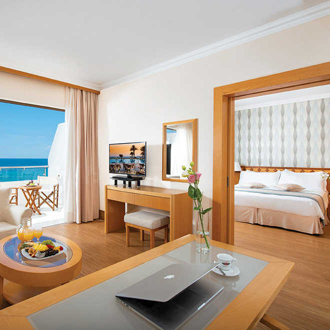 32-PIONEER-BEACH HOTEL-EXECUTIVE-ONE-BEDROOM-SUITE-home-page-b